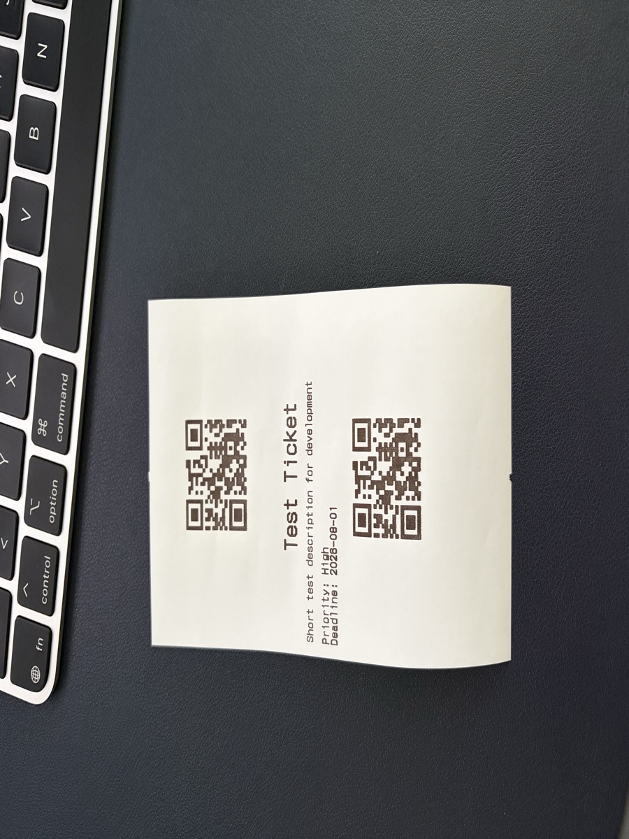 Gedruckter Print2Ticket Bon auf dem Schreibtisch
